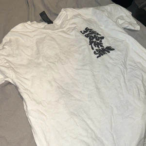 M Marcus & Martinus t-shirt - Vit t-shirt med tryck fram och bak från Marcus & Martinus ”we are not the same tour” På ryggen står det 'We are not the same' med två figurer i grönt och rosa. Den är i bra skick inga fläckar. Jag säljer den för 130kr men pris kan diskuteras. 