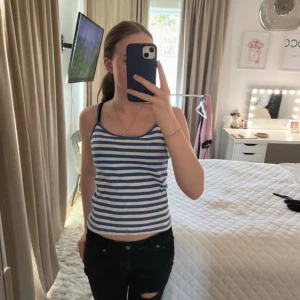 Snyggt randigt linne! - Supersnyggt linne, knappt använt, inga defekter! Hör av dig vid frågor eller fler bilder💗