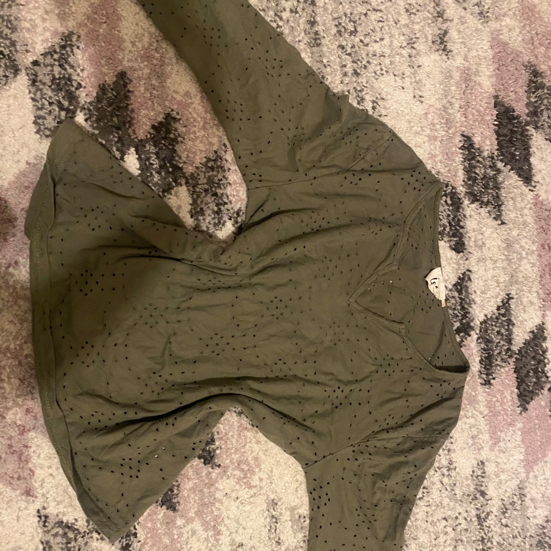 Olivgrön långärmad blus med hålmönster - 1