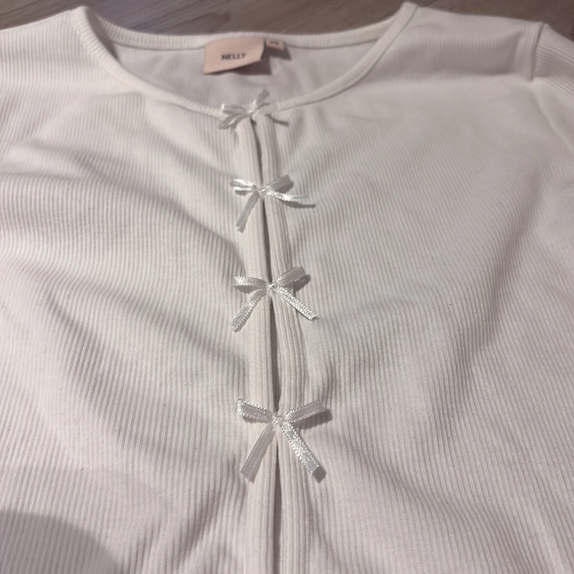 Vit ribbad topp med rosetter från Nelly - 2