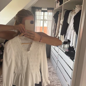 Vit blus - Superfin vit blus i bra skick från pigalle