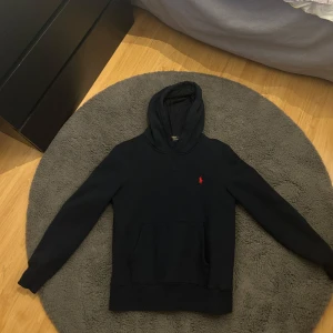  Ralph Lauren Hoodie  - Fint skick bra kvalitet mörkblå storlek M hör av dig innan köp!