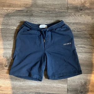 Blå shorts Les Deux - Säljer mörkblåa shorts från Les Deux, passade inte mig så är också i bra skick. Storlek XS, däremot kan S också fungera. Pris kan diskuteras.