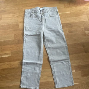 Beigea raka jeans från Carin Wester - Snygga begiea jeans från Carin Wester med klassisk femficksdesign och raka ben. Hög midja och stilren look som passar till det mesta. Kan mötas upp i Trollhättan eller Alingsås. Kan skickas men då tillkommer en fraktkostnad.
