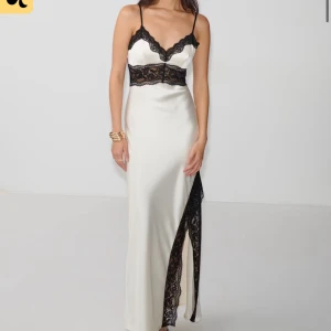 satin klänning  - slutsåld super fin lång satin klänning med spets och öppen rygg, helt ny då jag inte vet när jag ska använda den, strl 38, 399kr