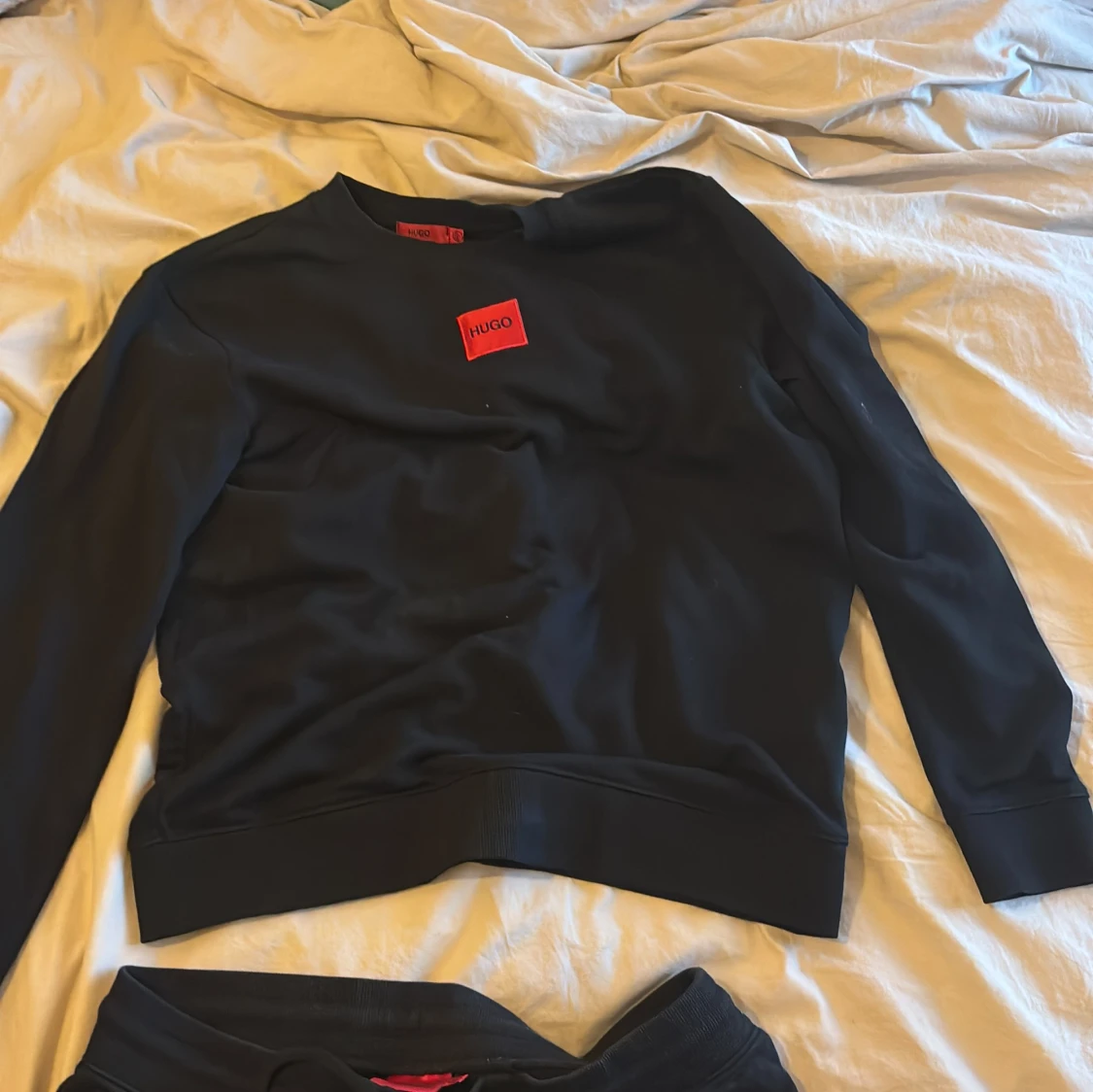 Svarta shorts och tröja från Hugo med röd logga - 2