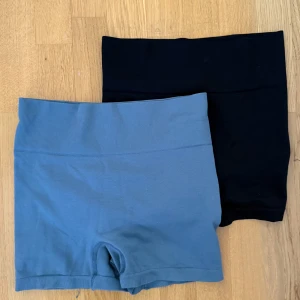 2 par träningsshorts! - Två träningsshorts med tights! High waist men går att göra low som på bild 4 :)) Har scrunch också