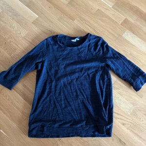 Mörkblå tröja från Cellbes - Mörkblå tröja i storlek 42/44