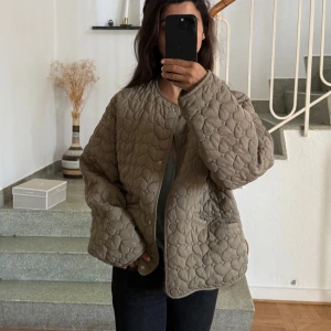 Militärgrön jacka från Zara XS - XS oversized Jacka från Zara Jackan har rund halsringning, tryckknappar framtill och två fickor. Mjukt material !