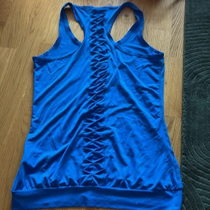 Blå linnetopp med snörningsdetalj - Blå tränings linne super fin på 