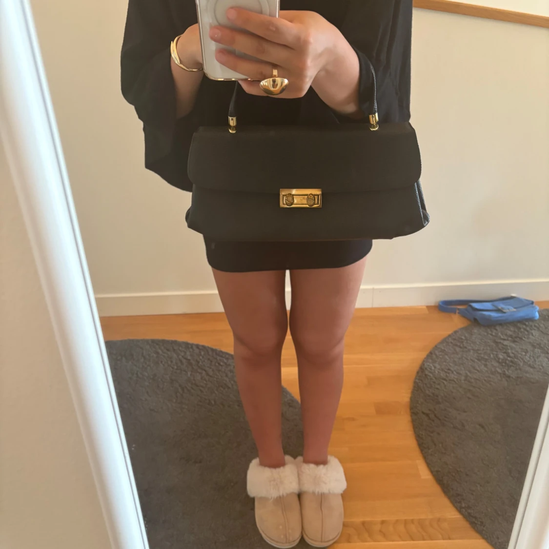 Svart handväska med gulddetaljer - 2