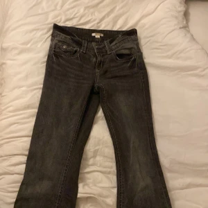Svarta bootcut jeans från Gina Tricot - Snygga svarta jeans från Gina Tricot i modell bootcut. Jeansen har klassisk femficksdesign, normalhög midja och är tillverkade i ett mjukt bomullsmaterial med lite stretch. Perfekta för dig som gillar en tidlös look med lite utsvängda ben.