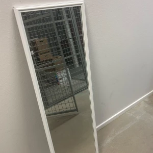 Kroppsformad spegel - En vit kroppsformad spegel, kan användas som dekoration