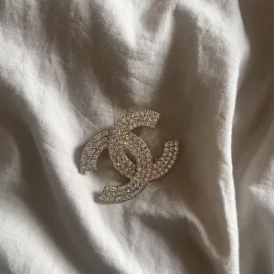 CC Brosch - Säljer min CC brosch som jag fått i present från London😊Säljer pga, är inget stort fan av broscher och därför har den fått bli oanvänd. Skriv gärna för frågor 🫣Pris går eventuellt att diskutera 