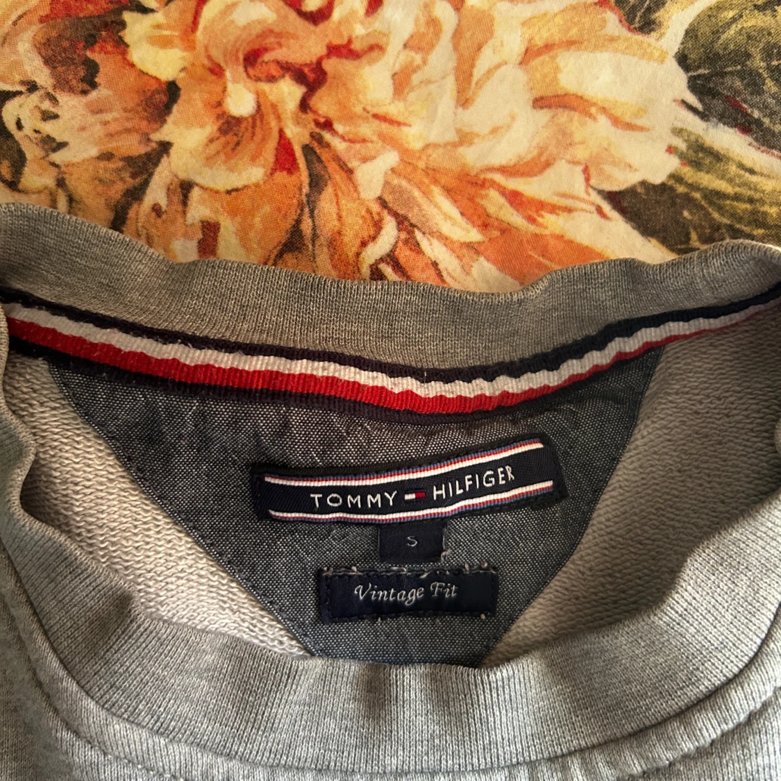 Grå sweatshirt från Tommy Hilfiger - 1