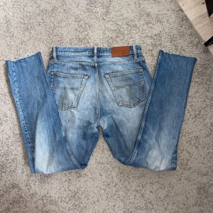 straight tiger of sweden jeans - Säljer ett par blå stright fit jeans från tiger of sweden. Jeansen har en snygg tvätt och är uppsydda lägst ner till L30.  Ganska så bra skicka. Storlek 31/30, .