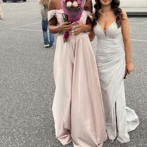 Ljusrosa axelbandslös balklänning - Såld