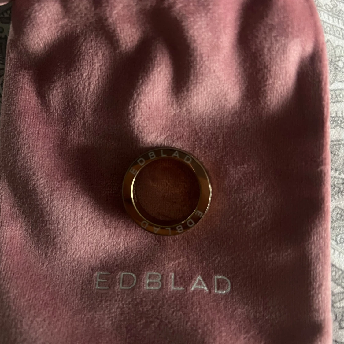 Guldfärgad ring med stenar från Edblad - 1