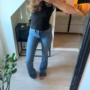 Blå bootcut jeans - Super snygga och LÅNGA bootcut jeans. Sitter helt perfekt. Skit snyggt med ett par klackar eller bara som dem är! ❤️🥰