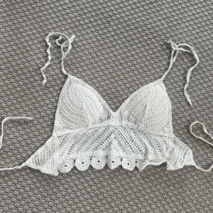 Vit virkad croppad linnetopp - Säljer en söt vit virkad linnetopp med knytband och volangkant. Aldrig använd. 🤍