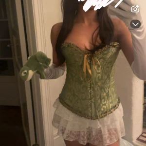 Grön korsettklänning med vit spetskjol - Säljer denna fina gröna korsett som endast är använd 1 gång! Storlek S säljer för 250 men pris kan diskuteras vid snabb affär!💕