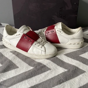 Valentino Open  - Sjukt feta valentino open skor i bra skick! Storlek 41 men passar även större. Medföljer OG box(lite skadad av tejp) Hör av er vid frågor!