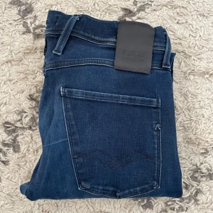 Replay Anbass jeans - Säljer dessa Replay jeans i modellen Anbass! | Skick 8/10 | Nypris +1600kr, säljer endast för 349kr | Hör av dig vid frågor!