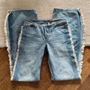 Lowwaist bootcut  - Lowwaist bootcut. Size 24. Midjemått: 37 cm rakt över. Innerbenslängd: 87 cm.