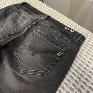 Dondup George jeans - Tja, säljer nu ett par Dondup George jeans! Skick 9/10! Storlek 32 men passar dig som vanligen har 31-30! Om du har några fågor eller funderingar är det bara att höra av sig🙌🙌
