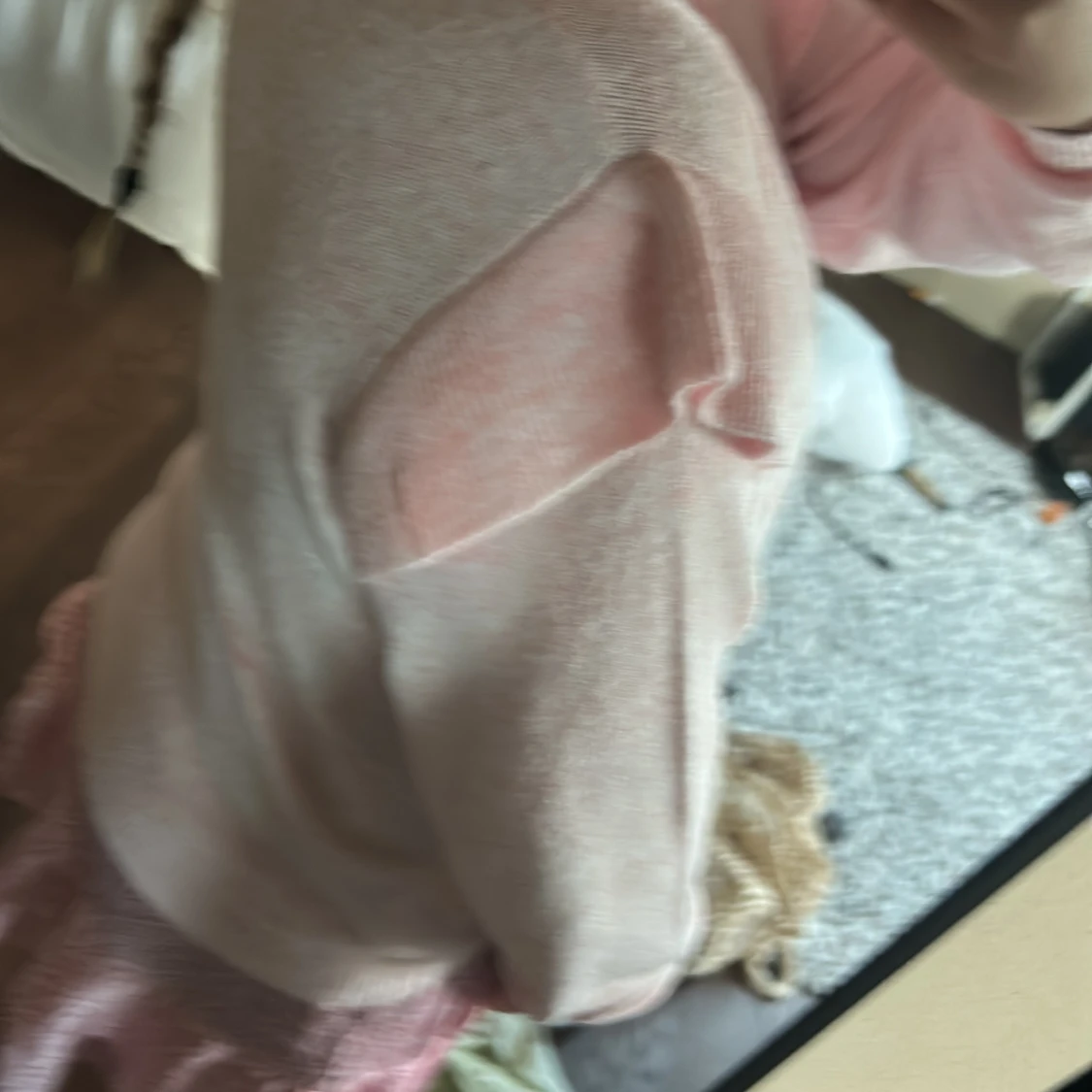 Ljusrosa stickad tröja med volangdetaljer - 3