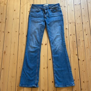 Blå zara jeans - Zara jeans, midwaist med bootcut 
