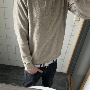 Knitted hoodie - Säljer denna riktigt feta ull/polyester tröjan, den har använts och jag har varit otroligt nöjd. Den har genomgått ett få antal tvättar och ser bra ut. Ska vara ärlig med att den är lite nopprig men inget andra tänker på än en själv. Nypris är 499 men eftersom den är nopprig så sänkts det trots att den använts fåtal gånger! Säljer tröjan för att den används för sällan trots att den är riktigt stilig. Storlek 170/176 och passar dig som är den längden. Skriv för fler frågor!