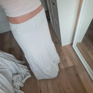 Vit långkjol - Jättefin vit, långkjol ifrån H&M divided. Säljer då den inte kommer till användning men är i fint skick! Tveka inte att höra av dig vid frågor eller funderingar 💕💕