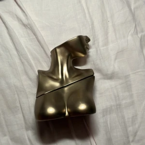 Billie Eilish pafrym 100ml - Säljer den då doften inte passar mig 💖 den är nästan helt full och har en doft av vanilj och musk