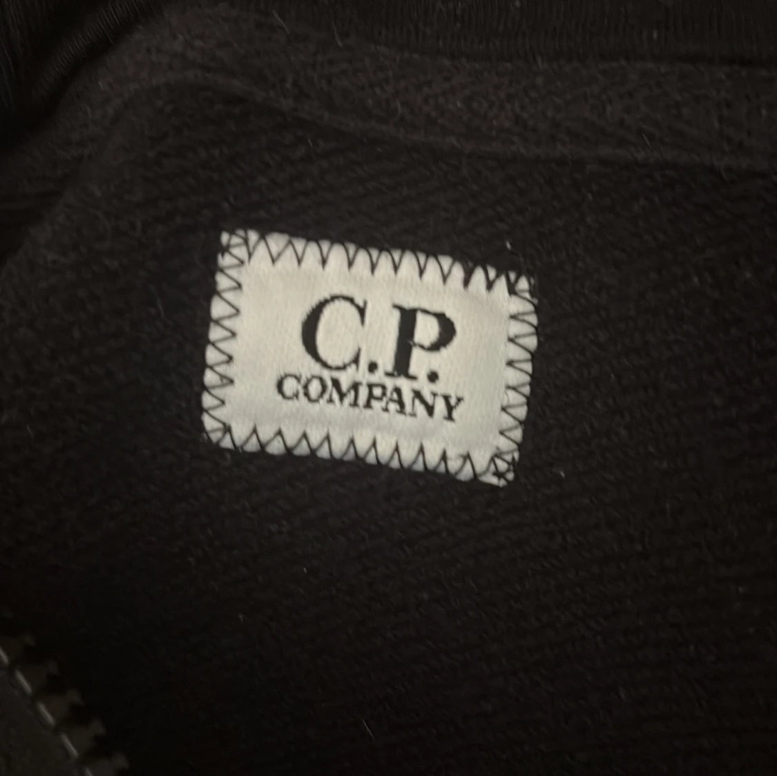 Svart hoodie med glasögon från C.P. Company - 2