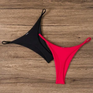 Två bikiniunderdelar i svart och rött - Två bikini underdelar i klassisk tanga-modell, en i svart och en i röd färg. Båda har smala sidoband och är tillverkade i ett slätt, stretchigt material som ger en tight passform. Perfekta för stranden eller poolen. Inte använt dem🥰❤️