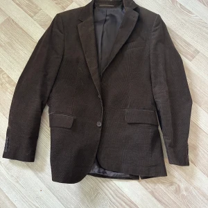 Riley kavaj - Säljer denna fina och rätt bra skicka kavaj. Sitter riktigt fint samt har rinna unika sträck runt om kring kavajen. Passar med många byxor, skjortor eller T-shirts. Skicka privat för mer bilder eller info.
