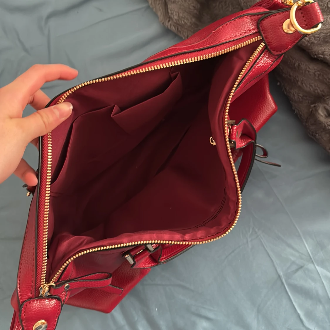 Röd axelväska i skinnimitation - 2