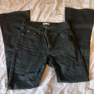 Svarta bootcut jeans från ginatricot - Säljer ett par svarta jeans med låg midja och bootcut. 