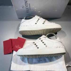 Valentino skor - Hej! Säljer nu mina skor från märket Valentino, storlek 36.5 bra skick, givetvis äkta. Tveka inte på att höra av dig om du har frågor eller funderingar kring skorna! 