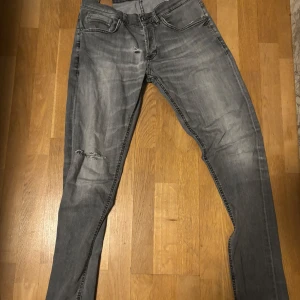 Dondup jeans - Säljer mina dondups, har en liten defekt vid gylfen.