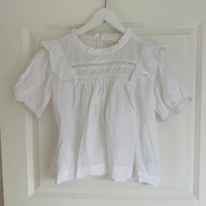 Blus - En jätte söt blus ifrån gina tricot storlek 170 men passar xs/s. Använt 1 gång. Passar perfekt nu till sommaren.