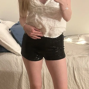 Svarta paljettshorts S oanvända 40kr - Svarta paljettshorts strl S, oanvända 40kr