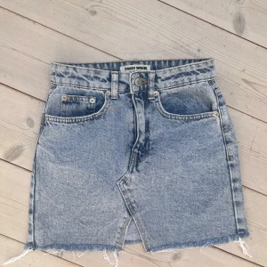 Blå jeanskjol från Tally Weijl - Säljer en klassisk ljusblå jeanskjol från Tally Weijl med råa kanter nertill och femficksmodell. 💕