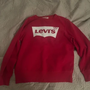Röd sweatshirt från Levi's - Säljer en klassisk röd sweatshirt från Levi's. Tycker den passar 9-12 åringar. Knappt använd