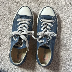 Blå Converse sneakers - Så ina blåa converse skor, bra skick! Lite slitna inuti men syns ej💕
