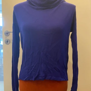 Lila polotröja från Gina Tricot - Säljer en lila långärmad polotröja från Gina Tricot. Tröjan är i mjuk viskos och har en lös polokrage. Perfekt att styla med jeans eller kjol för en snygg look.  ﻿Längd: 56 cm, längre bak! ﻿Bystmått: 50 cm