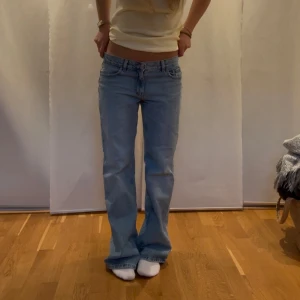 Raka jeans - Låg/medel midja, raka, sjukt snygg tvätt. Jag är 169/170 lång. Sjuuukt drömmiga. 