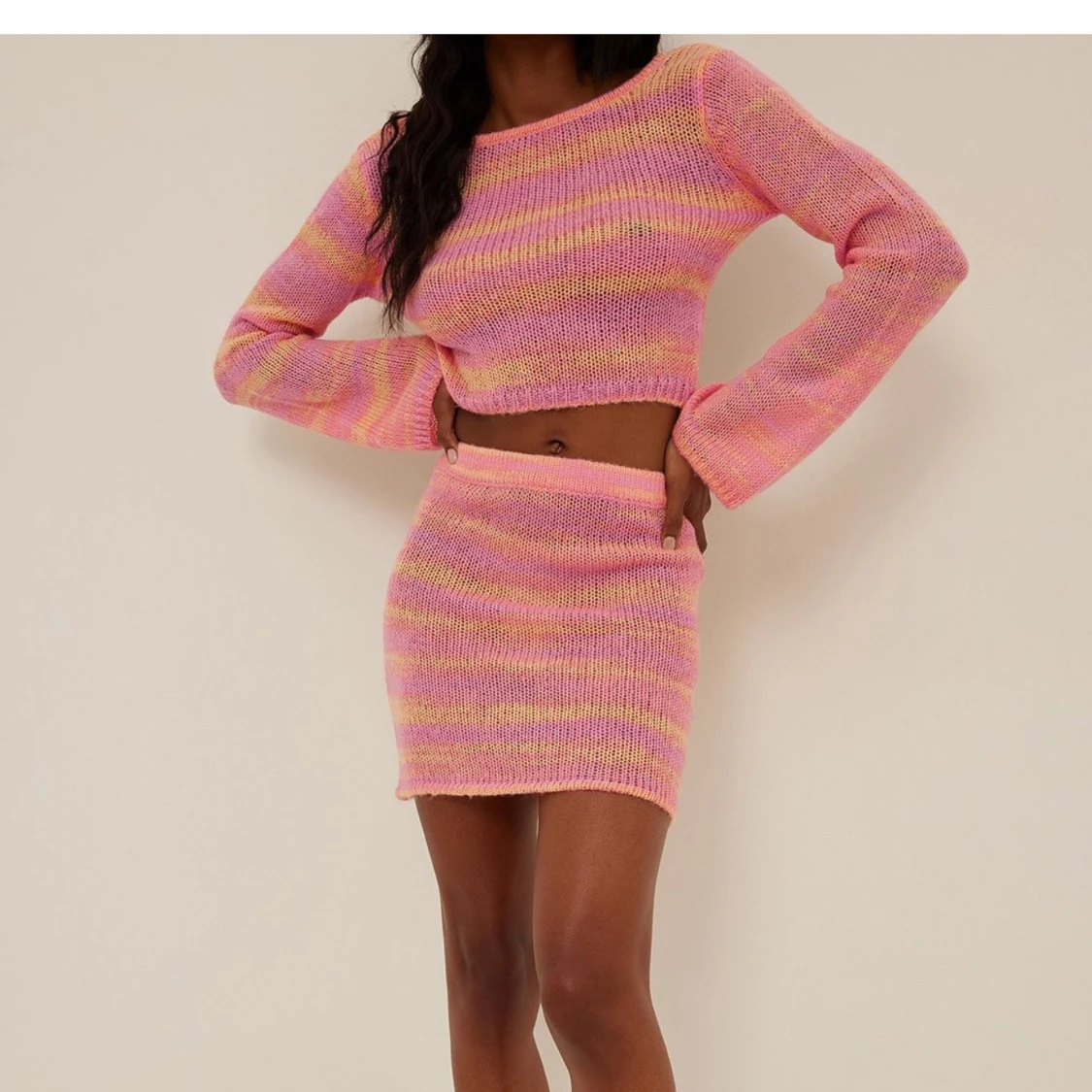 Rosa och gul stickad kortkjol med matchande tröja  - 1