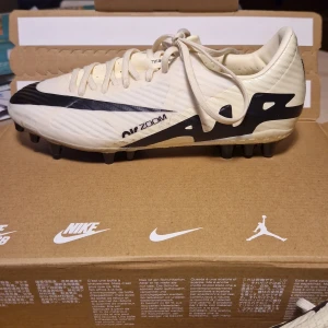 Nike Zoom Vapor 15 Academy AG - Skor för spel på konstgräs. Storlek 36. Använda ett fåtal träningar bara. 